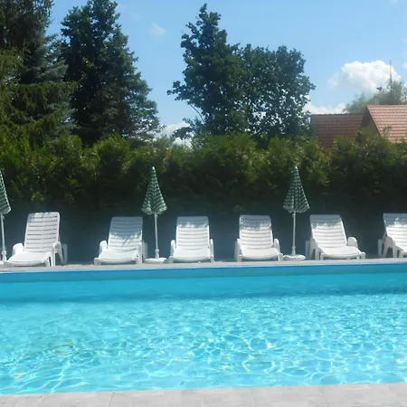 Mit Pool, Wlan, Spielplatz Direkt Am Hotel Balatonfenyves